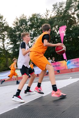 actiefoto van een 3x3 basketbal wedstrijd