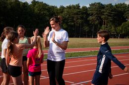 Kim Gevaert geeft een high five aan een kind