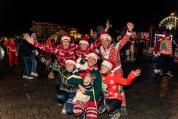 Groepsfoto deelnemers Santa Run 2024 Kids4Kids