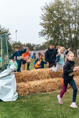 Kinderen lopen over de obstakels