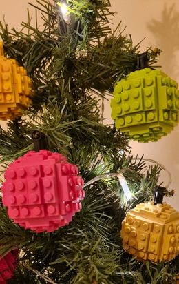 Foto van een LEGO-kerstbal in een kerstboom