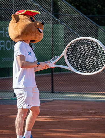 Mascotte bij de tennis