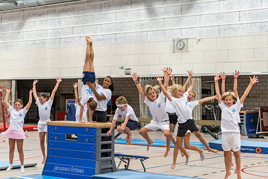 Groepsfoto bij gymnastiek met Aagje Vanwalleghem
