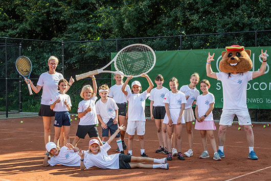 Groepsfoto bij de tennis met de mascotte